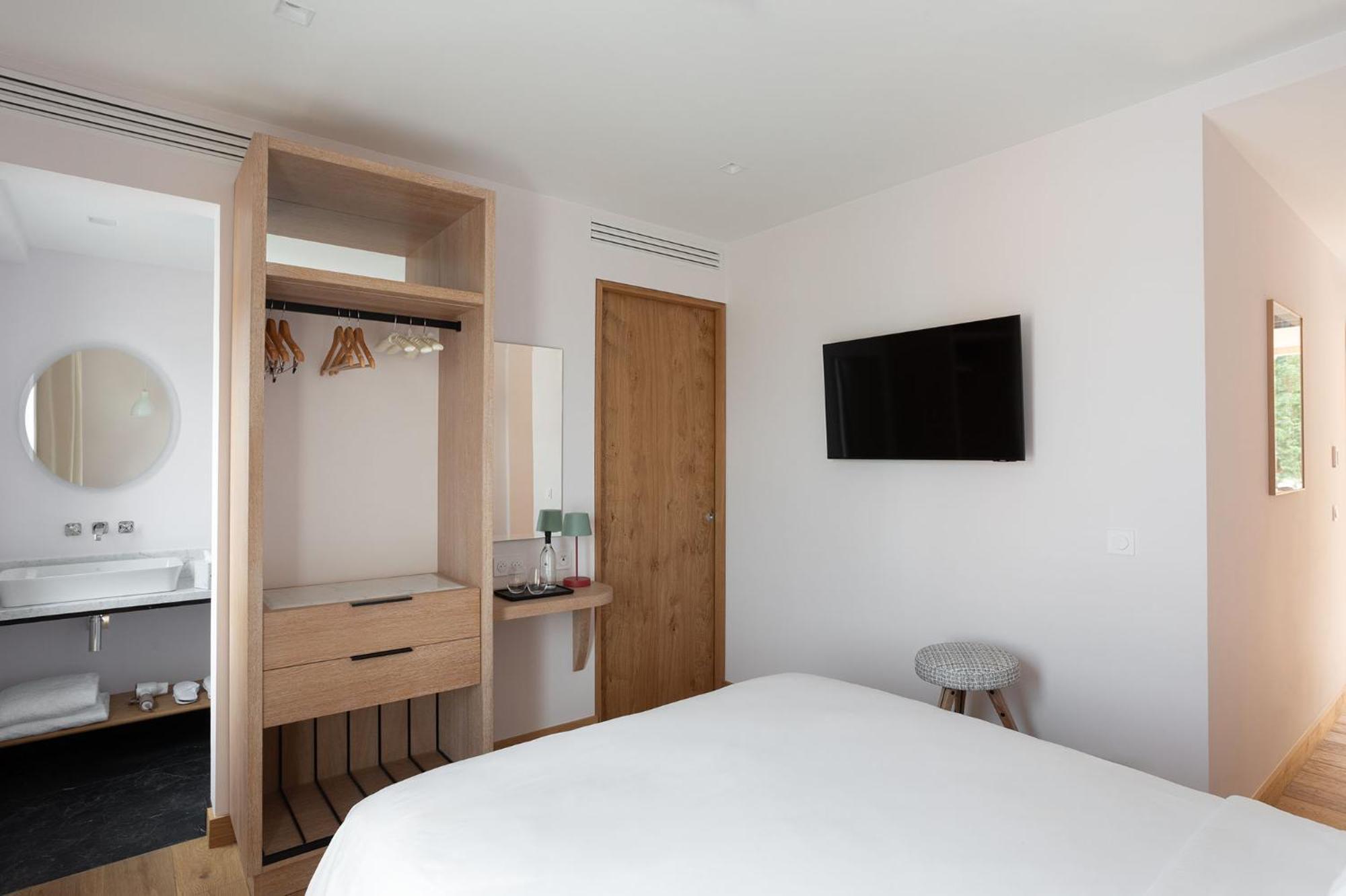 Auberge La Coste Le Puy-Sainte-Reparade Room photo